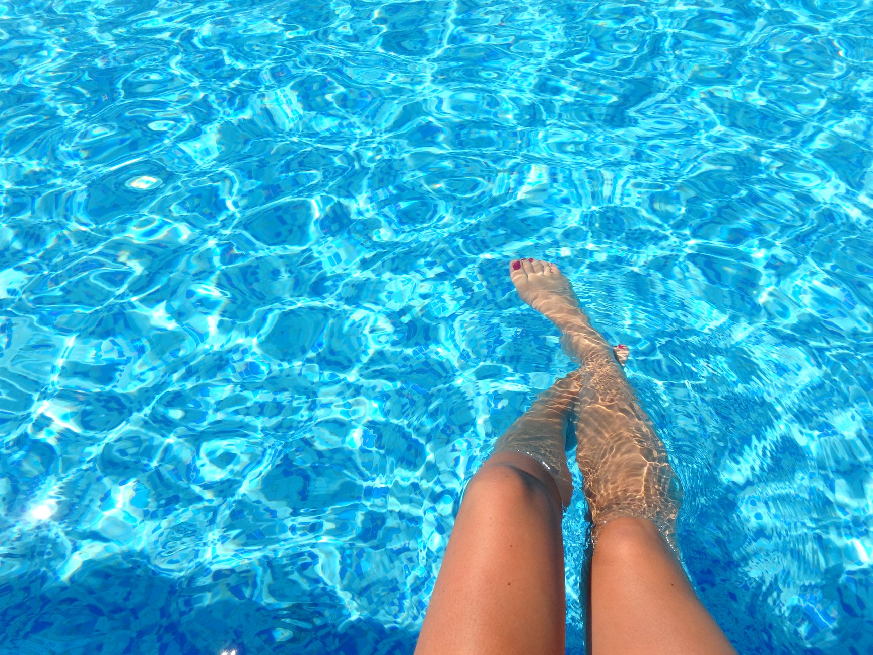 nohy v bazéne